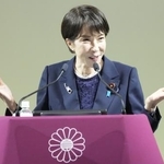 　自民党大会で演説する党総裁の高市首相＝４月、東京都内