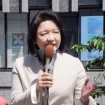 　街頭演説する公明党の竹谷代表＝２日午前、東京都立川市