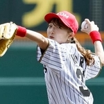 　始球式を務めるフィギュアスケート女子の坂本花織＝甲子園