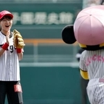 　始球式を務めたフィギュアスケート女子の坂本花織＝甲子園