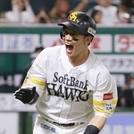 　３回、先制の満塁本塁打を放ち、手をたたくソフトバンク・栗原＝みずほペイペイドーム