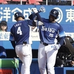 　６回、本塁打を放った石井（左）を迎える西武のカナリオ＝ＺＯＺＯマリン