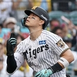 　８回、本塁打を放ちポーズをとる阪神・佐藤＝甲子園
