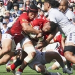 　ＢＬ東京-静岡　前半、トライを決めるＢＬ東京・ナイカブラ（左から２人目）＝秩父宮