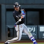　８回オリックス２死満塁、中川が右越えに走者一掃の逆転三塁打を放つ＝エスコンフィールド