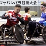 　車いすラグビーのジャパンパラ大会のフランス戦で攻め上がる日本の橋本（左）＝千葉ポートアリーナ