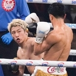 　３回、中谷潤人（右）を攻める井上尚弥＝東京ドーム