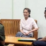 　ミャンマー国軍が４月３０日に公表したアウンサンスーチー氏（中央）の近影とみられる写真（共同）