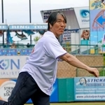 　野球教室後、マイナーの試合で始球式を務める松井秀喜さん＝２日、レークウッド（共同）