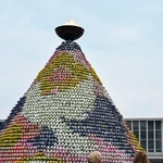 　「ひろしまフラワーフェスティバル」が開幕し、広島市の平和記念公園南側に設置された「花の塔」＝３日午前