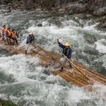　和歌山県北山村を流れる北山川で始まった「観光いかだ下り」＝３日午前