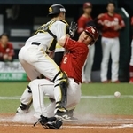 　７回楽天１死一、三塁、太田の左犠飛で三走村林が生還。捕手渡辺＝みずほペイペイドーム