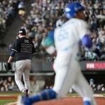 　６回、日本ハム・万波（手前）に本塁打を浴びたオリックス・九里＝エスコンフィールド