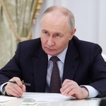　ロシア南部ダゲスタン共和国の代表団と会談するプーチン大統領＝４月３０日、モスクワ（大統領府提供・タス＝共同）