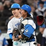 　完封勝利を果たし、捕手進藤と喜ぶ日本ハム・北山＝エスコンフィールド