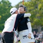 　通算１８アンダーで優勝し、キャディーと喜ぶ菅沼菜々＝浜野ＧＣ