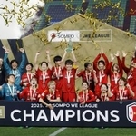 　４季ぶり２度目の優勝を決め、喜ぶＩＮＡＣ神戸の選手たち＝ノエスタ