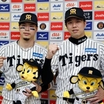 　インタビュー後にポーズをとる阪神の佐藤（左）と才木＝甲子園