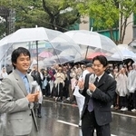 　開幕した「博多どんたく港まつり」に登場した俳優の仲野太賀さん（右）と池松壮亮さん＝３日午後、福岡市