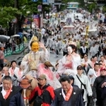 　開幕した「博多どんたく港まつり」で練り歩く「博多松囃子」の行列＝３日午後、福岡市
