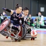 　決勝の米国戦で競り合う橋本（右）＝千葉ポートアリーナ