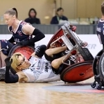 　決勝の米国戦で転倒する池崎（中央）＝千葉ポートアリーナ