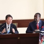 　ケニアのムダバディ外相（右）と会談する茂木外相＝３日、ナイロビ（共同）