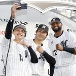 　西武に大勝し、笑顔で自撮りするロッテの（左から）毛利、藤原、ポランコ＝ＺＯＺＯマリン