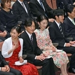 　日本人のパラグアイ移住９０周年を記念したコンサート鑑賞に臨まれる秋篠宮ご夫妻と佳子さま、悠仁さま＝３日午後、東京都足立区の東京芸術センター（代表撮影）