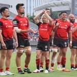 　相模原に勝利し、歓声に応えるデクラーク（中央）ら横浜フィフティーン＝秩父宮