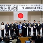 　改憲派の集会に出席した自民党憲法改正実現本部の新藤義孝事務総長（中央右）ら＝３日午後、東京都千代田区