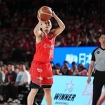 　Ａ千葉戦で３点シュートを放つ千葉Ｊ・富樫。Ｂ１史上初となる通算１３００本成功をマークした＝船橋市ららアリーナ東京ベイ
