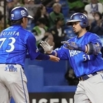 　５回、本塁打を放ちコーチに迎えられるＤｅＮＡ・宮崎（右）＝神宮