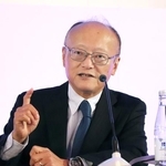 　アジア開発銀行の年次総会に合わせて記者会見する神田真人総裁＝３日、ウズベキスタン・サマルカンド（共同）