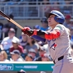 　ツインズ戦の９回、３試合連続の本塁打となる９号２ランを放つブルージェイズ・岡本＝ミネアポリス（ロイター＝共同）