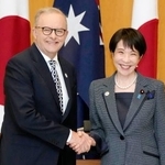 　会談前に握手する高市首相（右）とオーストラリアのアルバニージー首相＝４日、キャンベラ（共同）