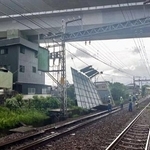 　架線に引っかかった金属製の板＝４日午前、神奈川県松田町（小田急電鉄提供）