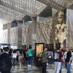 　大エジプト博物館を訪れた観光客ら＝４月２８日、カイロ近郊ギザ（共同）