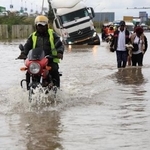 　ケニアのナイロビで豪雨により浸水した道路＝１日（ゲッティ＝共同）