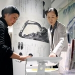 　資料の整理作業を進める九大付属図書館の柳田朱里さん（左）＝３月、福岡市