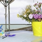 　転覆事故の犠牲者を悼み、辺野古漁港に供えられた花＝４月、沖縄県名護市