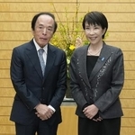 　高市早苗首相（右）と日銀の植田和男総裁＝２０２６年２月１６日、首相官邸