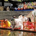 　葵祭を前に下鴨神社で行われた「御禊の儀」で、身を清める斎王代の塩見真桜さん＝４日午前、京都市左京区
