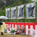 　山形県小国町で開かれた「小玉川熊まつり」＝４日午前