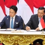 　防衛協力拡大に向けた協定に署名する小泉防衛相（左）とインドネシアのシャフリィ国防相＝４日、ジャカルタ（共同）