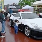 　展示イベントで栃木県警のスポーツカーを見る来場者＝４日午前、栃木県茂木町