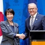 　共同記者発表を終え、握手する高市首相（左）とオーストラリアのアルバニージー首相。経済安全保障協力に関する共同宣言を発表した＝４日、キャンベラ（共同）