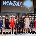 　ポーズをとるＢリーグのＣＳ出場８チームの選手＝４日、東京都内