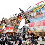 　石川県七尾市で開かれた青柏祭で並んだ巨大な山車「でか山」＝４日午後