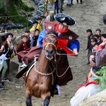 　多度大社の「上げ馬神事」で坂を駆け上がる馬＝４日午後、三重県桑名市
